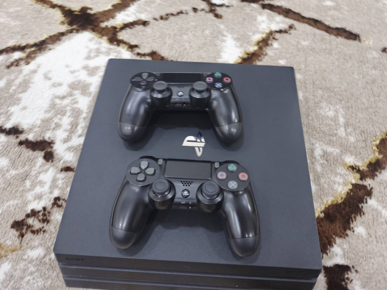 جهاز ps4 pro للبيع
المواصفات الأساسية:
الإصدار: PlayStation 4 Pro
 السعة: 1 تيرا بايت (1TB)
 اللون: أسود
 الميزة الأقوى: يدعم ألعاب 4K بدقة عالية HDR
الملحقات المشمولة:
 جهاز PS4 Pro بالصندوق الأصلي.
اربع العاب مع الجهاز
 يد تحكم DualShock 4 أصلية (باللون الاسود.) العدد2
 كابل الطاقة 
 كابل HDMI 
للتواصل 
***********
***********

