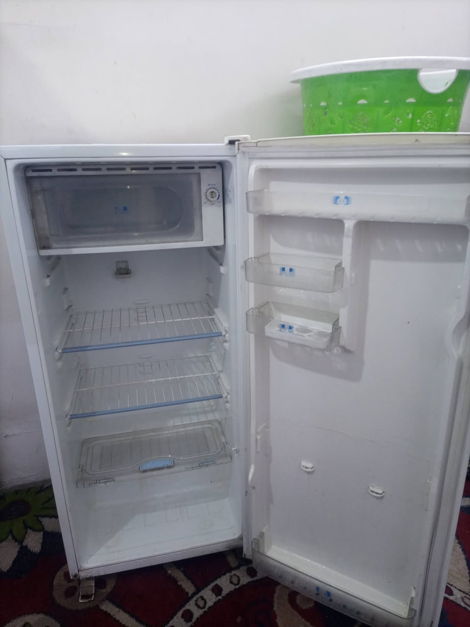 السلام عليكم ورحمة الله ثلاجة للبيع تعمل بشكل جيد السعر 90الف مكاني حي القاهرة للاستف الاتصال على الرقم ***********
