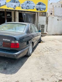 BMW 520 موديل1991  بدون فتحه مسكر عدله گير عادي جاترك  جواها اكسل 3.23...
