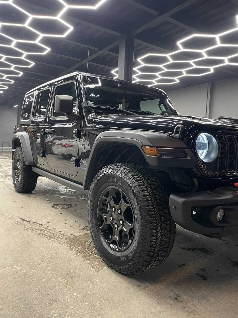 السلام عليكم 👋
رانكلر موديل 2023 هايبرد ويلز
 ماشية ٣٥ الف
سقف هارد توب
ويل ١٧ تايرات جبلي كومهو جديدة
حادثها فقط تبديل بنيد والباقي مكفول
*********** واتس اب
