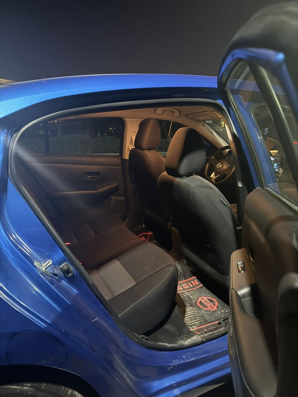 🚗 نيسان سنترا (Nissan Sentra) للبيع
الموديل: 2025(حسب المسجل بالسنوية)
اللون: أزرق ملكي (Electric Blue)
الحالة: نظيفة جداً (مثل ما مبين بالصور)
المواصفات:
• المحرك: 2000، سعة 2.0 لتر (اقتصادي وقوي).
• الشاشة: شاشة لمس كبيرة تدعم Apple CarPlay و Android Auto.
• التحكم: ستيرنج فول (تحكم مقود) مع مثبت سرعة.
• التبريد: نظام تبريد ممتاز (فتحات تبريد دائرية بتصميم رياضي).
• الأمان: رادار أمامي، نظام الفرملة التلقائية، وحساسات خلفية.
• التصميم الخارجي: لايتات LED، رينجات ألمنيوم بلادية مكحلة، وتصميم انسيابي حديث.
• المقصورة: كراسي مخمل (قماش) بتصميم مريح ونظيف، أرضيات نيسان الأصلية.
• الصندوق: مساحة تخزين واسعة جداً.
الرقم للاستفسار :  ***********
العنوان :بغداد : البياع:شارع الضغط .
السعر 157$
