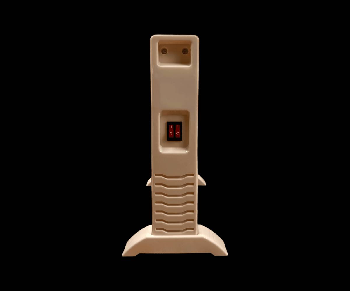 صوبة كهربائية كوارتز 4 شمعات ماركة Bester

الاستخدامات

تدفئة الغرف الصغيرة والمتوسطة بسرعة وكفاءة.

مناسبة للاستخدام داخل المنازل، المكاتب، وغرف النوم.

مثالية للأجواء الباردة في فصل الشتاء.

تستخدم كتدفئة إضافية موفرة للطاقة.

المميزات

نظام تدفئة كوارتز بـ 4 شمعات يوفّر حرارة مباشرة وسريعة.

قدرة كهربائية قصوى 1000 واط لتدفئة فعّالة.

درجتا تشغيل (تشغيل نصف القدرة أو القدرة الكاملة) حسب الحاجة.

توزيع حرارة متوازن بفضل تصميم الشمعات العمودي.

شبك حماية أمامي معدني لزيادة الأمان أثناء الاستخدام.

هيكل خارجي متين مع قاعدة ثابتة تمنع الانزلاق.

مفاتيح تشغيل جانبية سهلة الاستخدام للتحكم بالشمعات.

تعمل على جهد كهربائي 220–240V  50–60Hz.

طول سلك الكهرباء 100 سم لمرونة أكبر في التوصيل.

استهلاك اقتصادي للطاقة مقارنة بالتدفئة التقليدية.

المنشأ: الصين.

محتويات الصندوق

صوبة كهربائية كوارتز 4 شمعات Bester.

دليل الاستخدام والإرشادات.

كرتون تغليف.

الملاحظات

للاستخدام الداخلي فقط.

يُنصح بعدم تغطية الصوبة أثناء التشغيل.

يُفضل إبقاؤها بعيدًا عن الأطفال والمواد القابلة للاشتعال.

لا تستخدم في الأماكن الرطبة أو بالقرب من الماء.

قياس الكارتون:

- الطول: 34 سم
- العرض: 9 سم
- الارتفاع: 38 سم