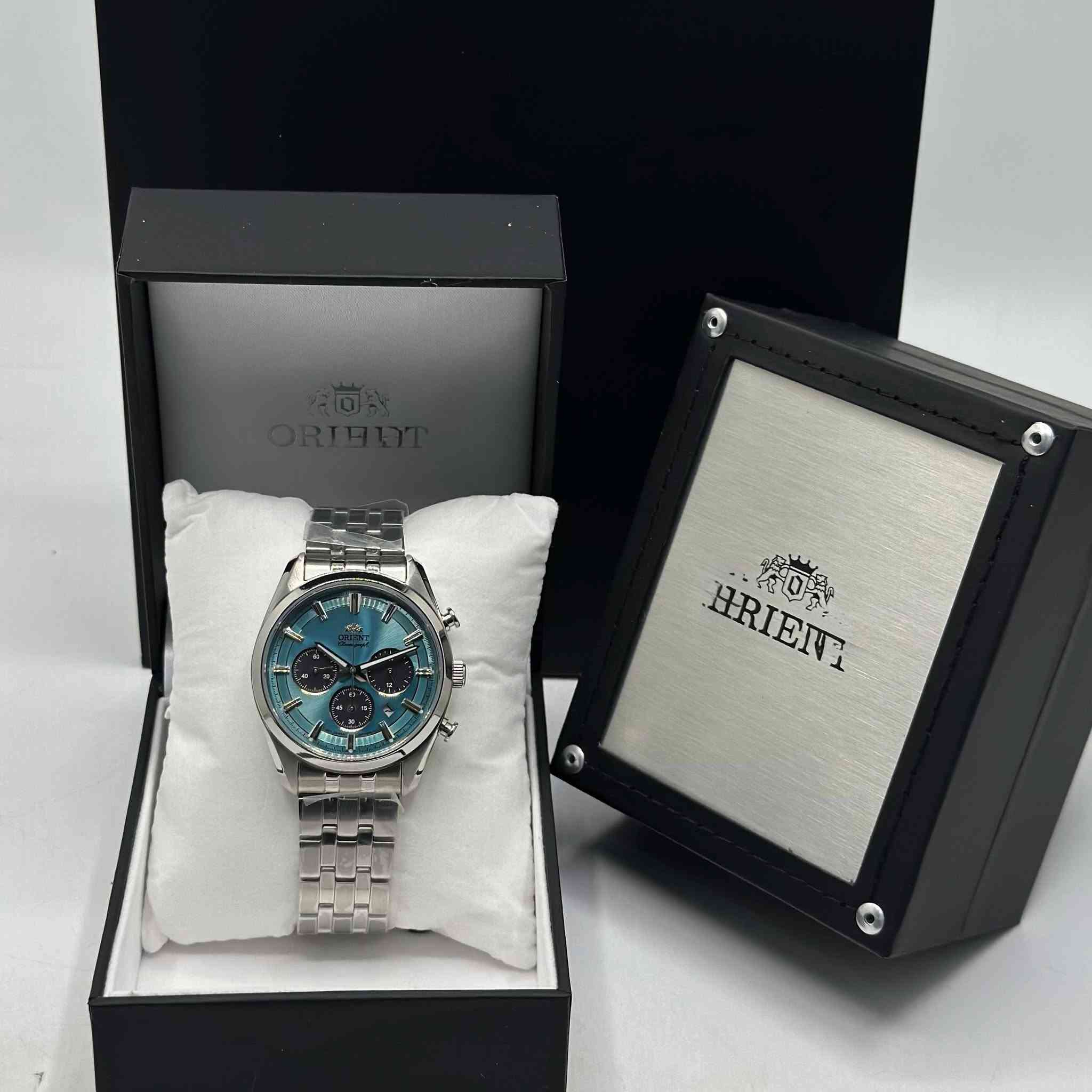 دكّة الساعچـي ⌚️
.
Orient — الاسم الياباني الذي يحمل سر الحرفة الحقيقية.

منذ ١٩٥٠، تصنع Orient ساعاتها بحركة أوتوماتيك داخلية بالكامل — لا تشتري محركها من أحد، تصنعه بيدها. هذا هو الفرق بين ماركة تبيع اسماً، وماركة تبيع فناً.

الكولكشن الجديد بـ٨ موديلات لكل شخصية:
 قمر وشمس على الداياله، رومانسية الوقت
🩵 Chrono سماوي — كرونوغراف حيوي، داياله فيروزي لافت
⚪🥇 Open Heart فضي/ذهبي — قلب مكشوف، ثنائي اللون الفاخر
⚫ Annual Calendar أسود — تقويم سنوي كامل، للرجل المنظم
🔴 Diver أحمر — غواص أوتوماتيك، أحمر جريء، مقاومة ٢٠ بار
⚪🥇 Open Heart أبيض/روز — أوتوماتيك ثنائي اللون، نافذة على الحركة
⚪ Classic فضي — نظيف، كلاسيكي، أبدي
🔴 Open Heart أحمر — الأجرأ في الكولكشن، داياله أحمر مكشوف
.
⌚️ Orient Automatic Collection
◽️ حركة أوتوماتيك يابانية ١٠٠٪
◽️ Made in Japan
◽️ بوكس فاخر مع كل موديل
◽️ مقاومة للماء
◽️ ٨ موديلات متنوعة

لمن يفهم — Orient ليست بديلاً، هي خيار 🇯🇵
للحجز والاستفسار دايركت او على الواتساب 📲
يتوفر توصيل لجميع المحافظات 🚚
#العراق #viral #reels #trending #luxury. دكّة الساعچي


**إذا كنت صاحب هذا الإعلان وتريد حذفه لأي سبب، رجاءا أرسل رسالة إلى الدعم الفني**
