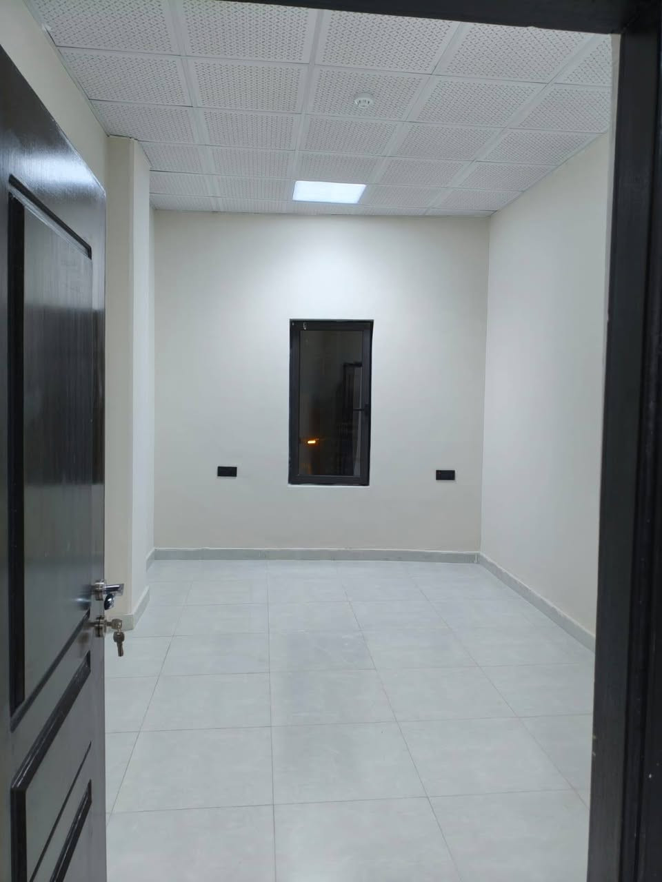 السلام عليكم يتوفر لدى مكتب الكنان
شقق للايجار في منطقة الجزائر داخل شارع كيه 
العماره ركن مطله على ثلاث شوارع 
يتوفر  مصعد ومضومة انترنت ومولده ونظام سكرتي 
تصلح مكاتب رسميه او شركات 

الشقق متكونه من غرفتين وصاله ومطبخ وصحيات 
وشقق متكونه من ثلاث غرف وصاله ومطبخ وصحيات 

للإستفسار الاتصال على رقم المكتب 🏢 
***********
***********
مستعدون لاستقبال جميع عروض الإيجار والبيع التواصل ع الرقم الموجود في البوست
