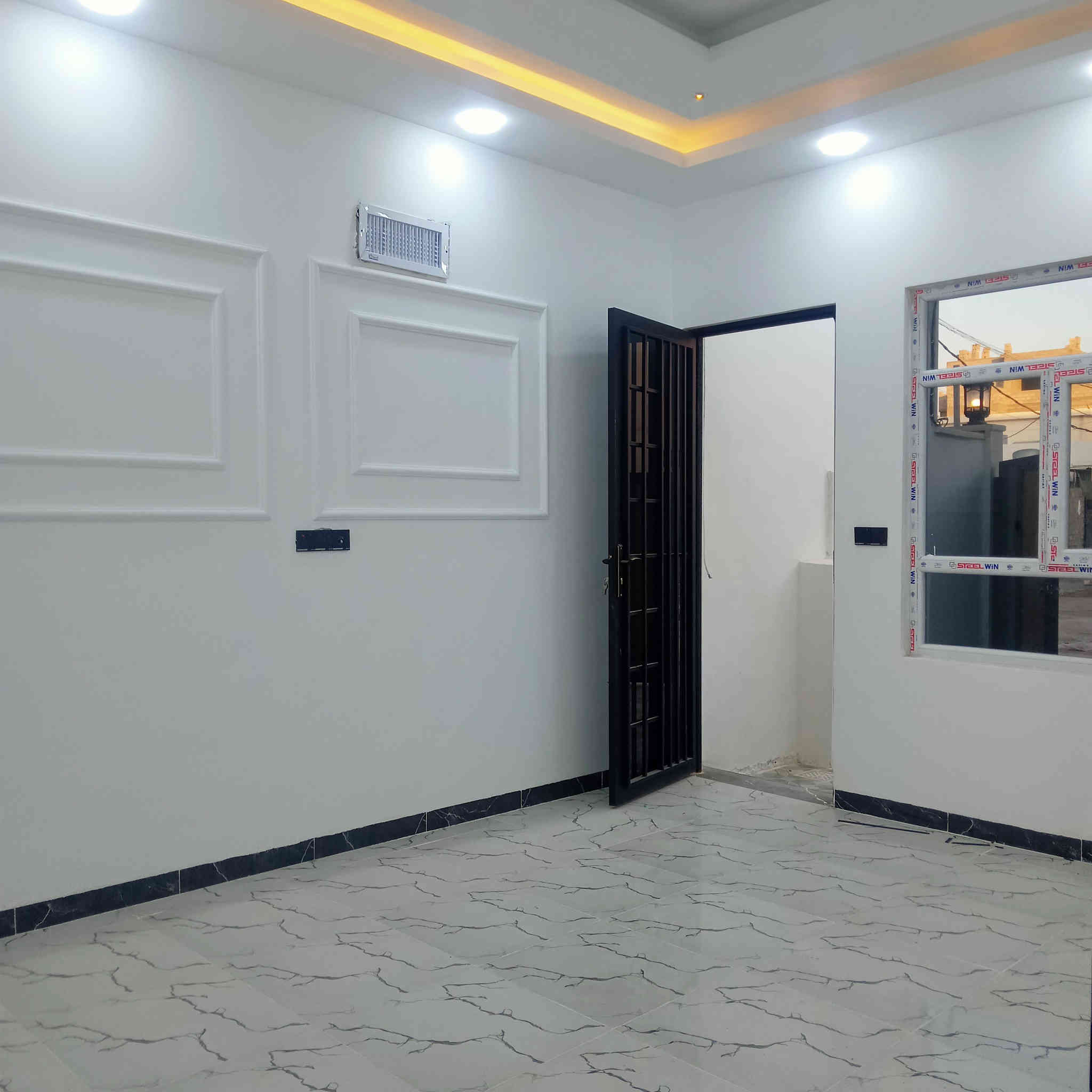 عروض مكتب انوار الخير
دار للبييع حي الملاين الولى.
مساحه ١١٠ متر طابقين زيرو
طابق الول استقبال ومطبخ 
وهول وغرفه نوم وصحيات
طابق ثاني غرفتين نوم 
وهول وصحيات  
خدمات كامله ماء كهرباء 
تبليط  
صنف الرض ملك بستان
سعر ٩٥ مليون
***********
***********
