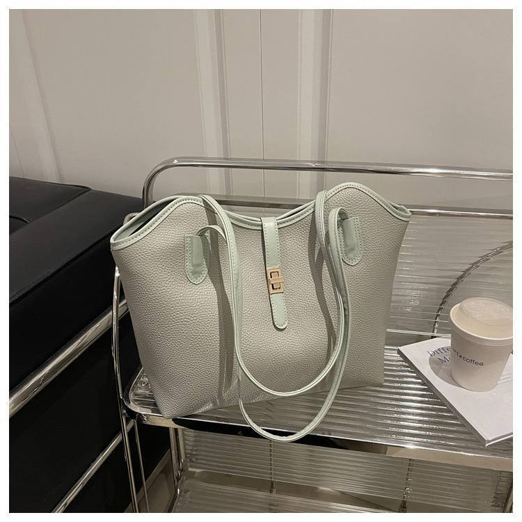 👜حقيبه كوالتي عالي

👜 الابعاد 28*40

👜 السعر صار ٨ الاف يتوفر توصيل إلى جميع المحافظات خمسة الاف 

ً


**إذا كنت صاحب هذا الإعلان وتريد حذفه لأي سبب، رجاءا أرسل رسالة إلى الدعم الفني**