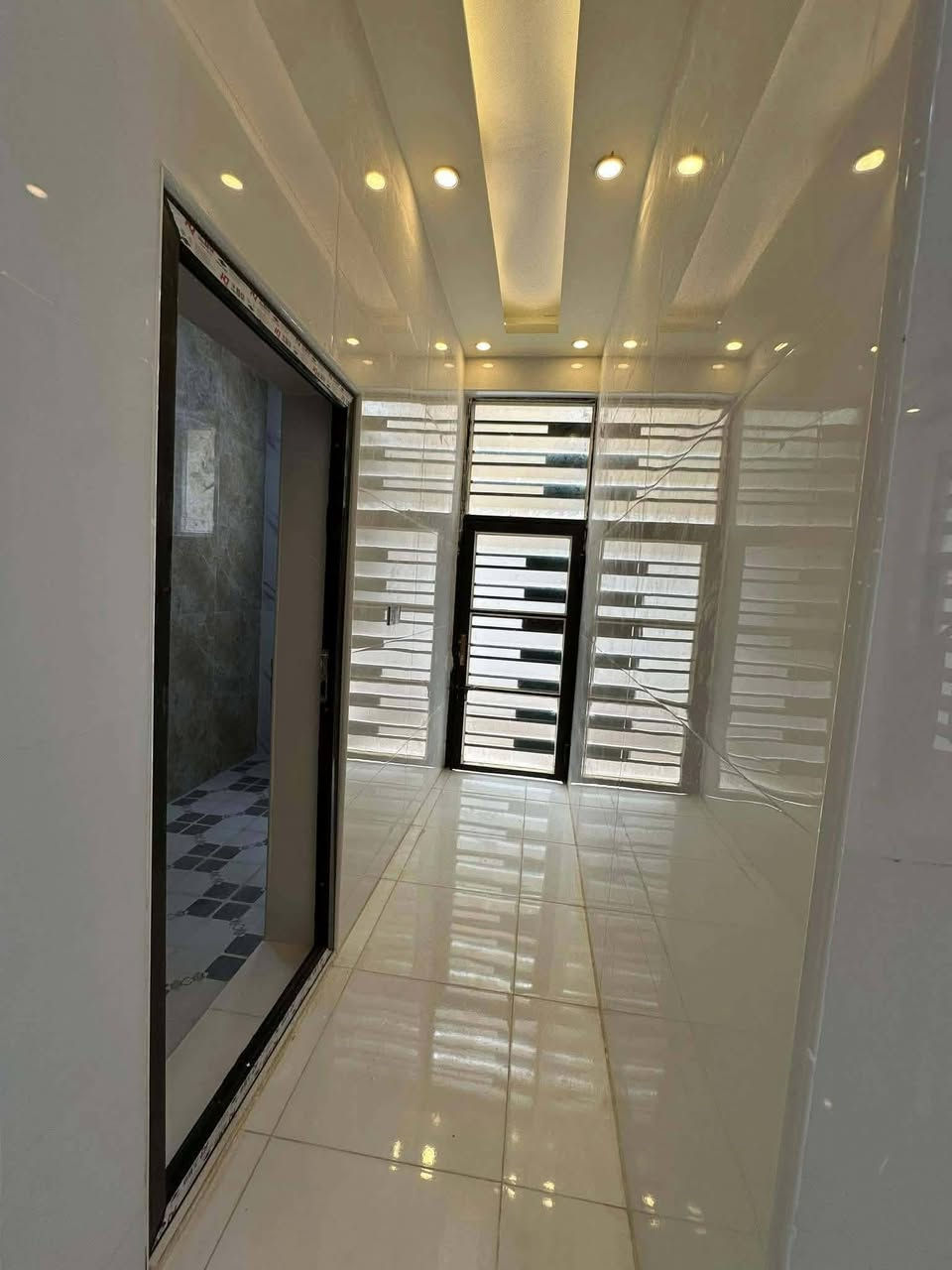 فرصة ذهبية للبيع 🔑 بيع مسستعجل🔥🔥
🏡 وحدة سكنية في مجمع بوابة الغدير 
📍 موقع مميز – النجف الأشرف شارع المطار الصب مقابيل قرية الغدير يبعد عن الشارع 100 متر 
✨ تفاصيل الوحدة:
🔹 المساحة: 150 
🔹 طابقين
🔹 4 غرف نوم
🔹 صالتين مريحة + استقبال
💰 السعر : 127 وبي مجال
✔️ سكن عائلي مريح
✔️ موقع حيوي وخدمات متكاملة
✔️ سعر مناسب جداً مقارنة بالسوق
📞 للحجز أو الاستفسار، ***********
