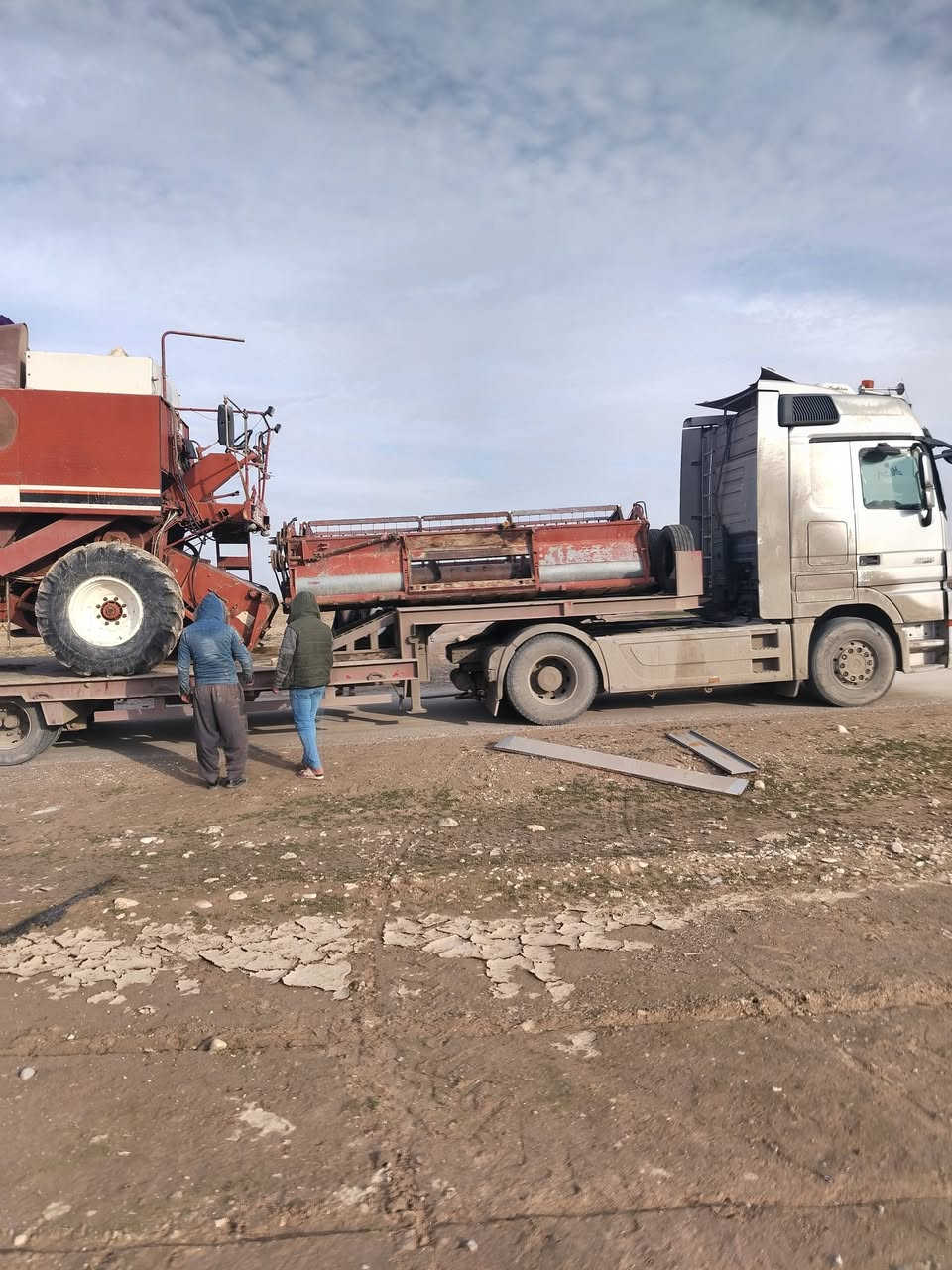 لودرنقل كافة الآليات الزراعيه و الإنشائية للتواصل على الأرقام التالية ***********
***********
***********
