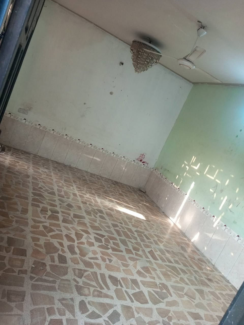 بيت الايجار طابو  مساحه ١٨٠ متر واجها ١٢  يحتوي ع ٣ غرف نوم مع صاله وحولي طابقين . موقع كلش حلوه بصف ركن ع  الشارع الكهرباء مقابيل حسينه الإمام المهدي المربع اول  بيت يصلح أن يكون روضه أو حضانه 
اي استفسار 
***********
