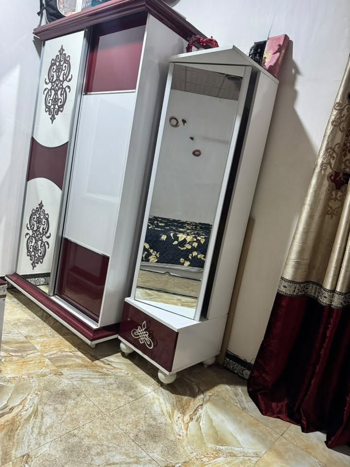 للبيع: غرفة نوم تركي – 9 قطع (درجة أولى)
📍 الموقع: النجف – حي العسكري

💰 السعر: 1,200,000
📞 رقم الهاتف: ***********

* استخدام نظيف.
* النظافة: 70%.
* بيها 3 جرارات فقط تحتاج تبديل سكة.

الأبعاد:

🔹 الكنتور الكبير

* الارتفاع: 270 سم
* العرض: 240 سم

🔹 الكنتور الصغير

* الارتفاع: 200 سم
* العرض: 120 سم

🔹 المراية الطويلة

* الارتفاع: 170 سم
* العرض: 40 سم

🔹 ميز التواليت

* الارتفاع: 170 سم
* العرض: 120 سم

🔹 الطابورية

* الارتفاع: 45 سم
* العرض: 45 سم

🔹 جرباية مخزن

* الارتفاع: 165 سم
* العرض: 200 سم
* الطول: 210 سم

🔹 ميز تيب لام (عدد 2)

* الارتفاع: 165 سم
* العرض: 60 سم

🔹 مخزن الجرباية

* الطول: 200 سم
* العرض: 40 سم
