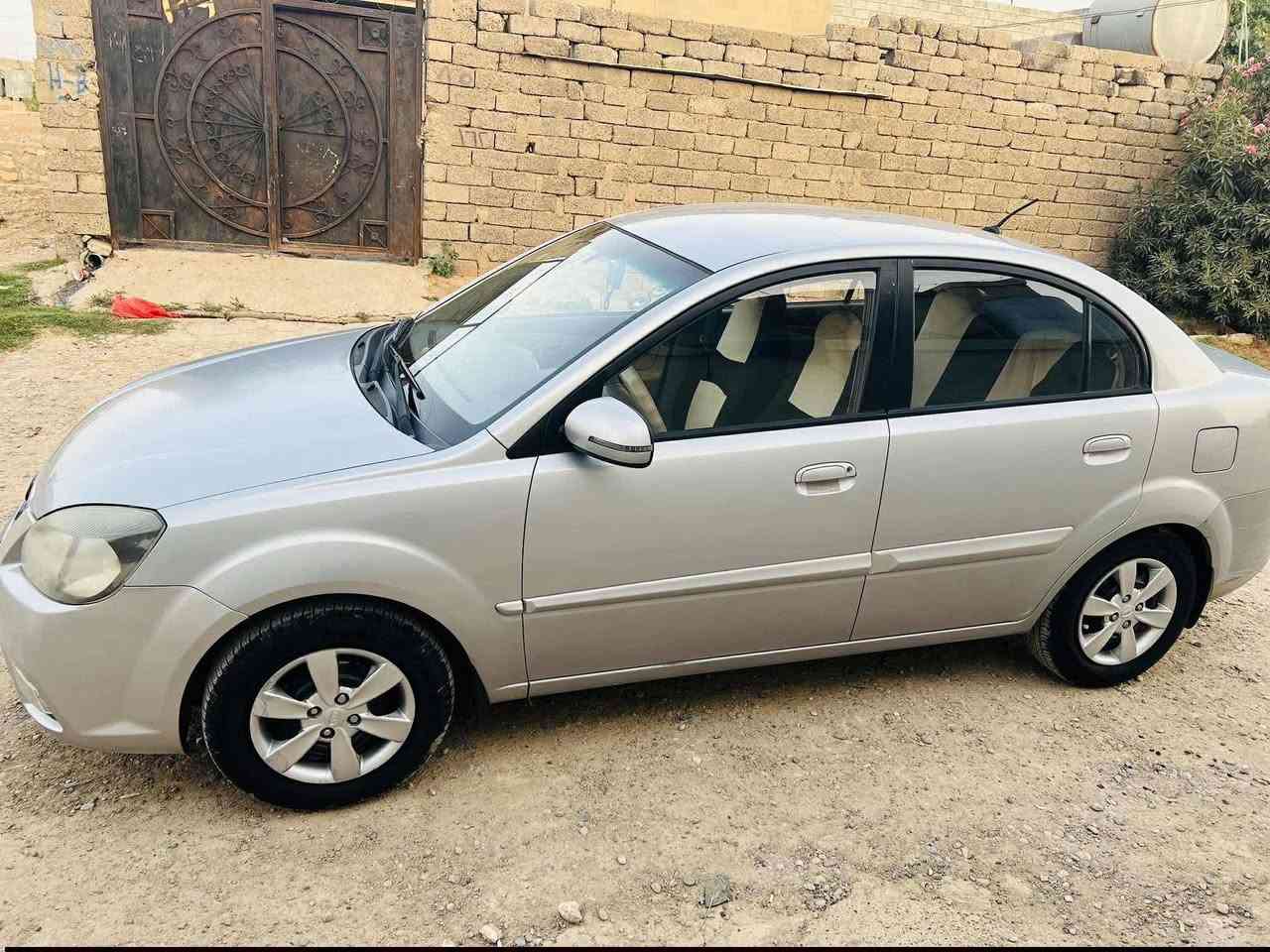 كيا ريو ٢٠١١ جاملقين وباب بدون دواخل 
الاستفسار اتصل على الرقم 
***********
