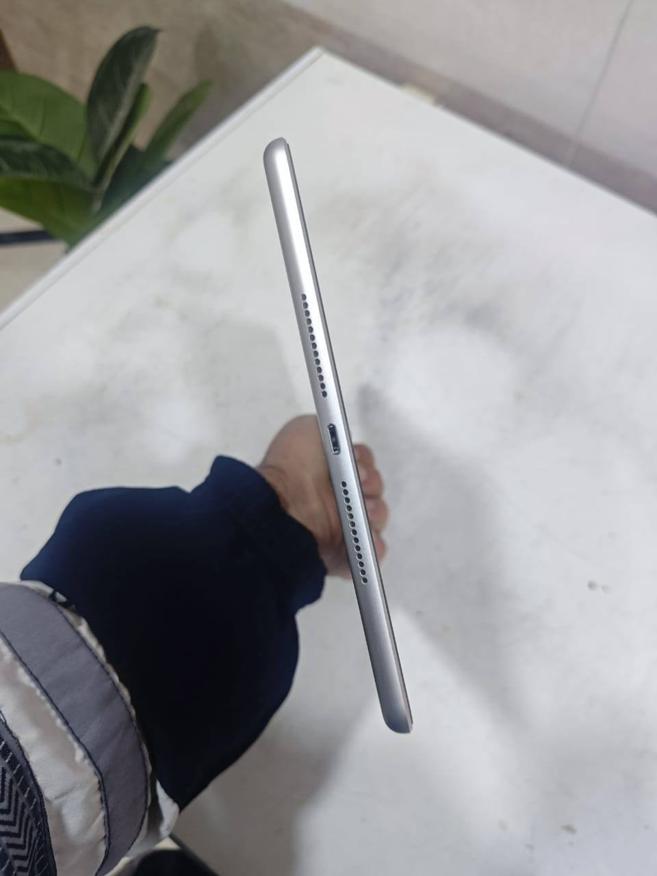 ايباد 9 نضيف وياه كارتون شاحنه 
ذاكرة 64
بطارية 72
رايده ب 225 وبي مجال
***********
