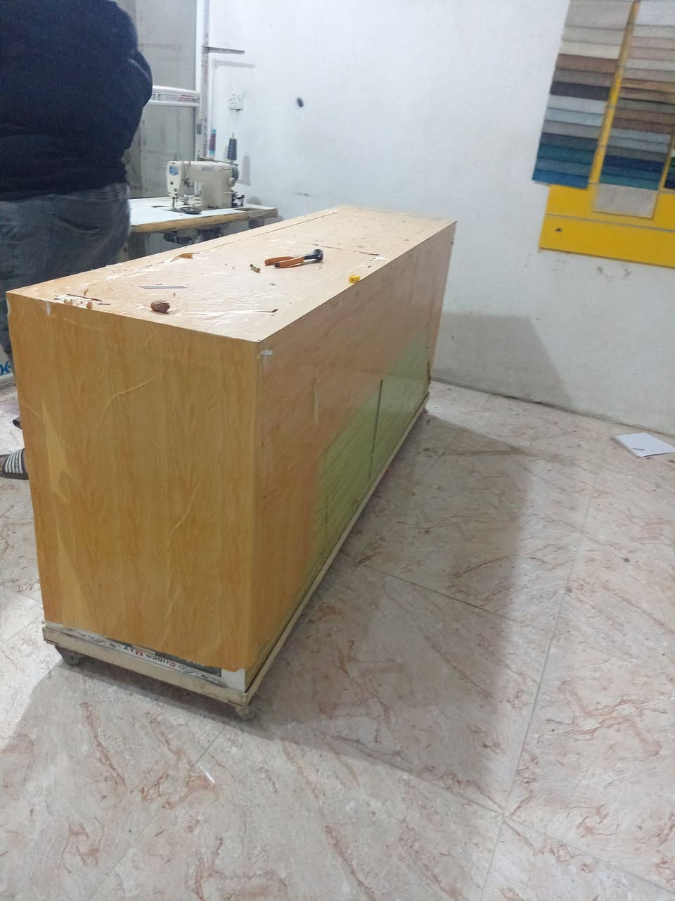 اللهم صلي على محمد وال محمد
جام خانه المنيوم اخت الجديده وميزها جام بس عليه لزكه قياس العرض ٣ مترات ولرتفاع مترين ونص  الميز طوله ٣ مترات ولارتفاع متر العنوان سده الهندية منطقة العلكاية  السعر ٣٥٠ وبيهه مجال استفسار اكثر ***********
