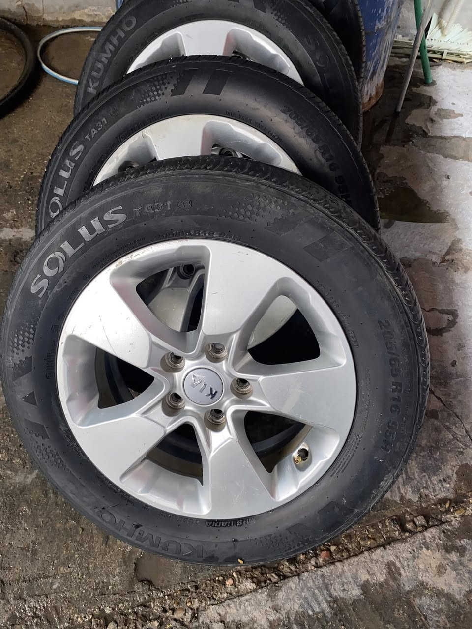 للبيع تخم ويل وتاير مال صول حجم 16  بلاد مال شركه المنيوم بس تايرات تعبانه شوي و الوياله نضيفه ومابيهن شي ومكاني كربله حي السلام اريدهن ب 150 الف قفل الله شاهد يسون اكثر وهذا رقمي *********** مكان كربله
