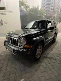 للبيع جيب ليبرتي موديل 2007سياره جديده وجاهزه مابيهه نقص بيهه صبغ بنيد...