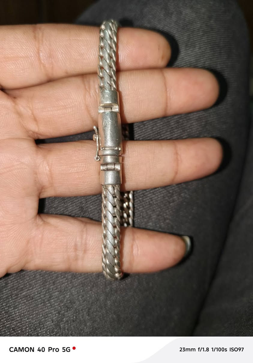 اسواركهرب+اسوارفضه الوزن 27اونص اثنينهن 200قفل مكاني بغداد العبيدي للتواصل على واتساب ***********
