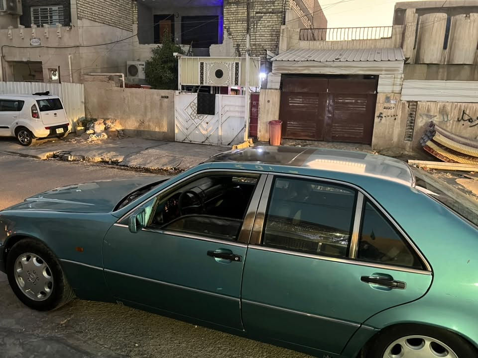 بيع فقط
شبح موديل 93 محرك خراطيم 
محرك مكفول
كير بي صفنه اول متبدل وراهه يشلع اعتبره كير كايم 
تبريد شغال 
صدر امامي خلفي ممتاز 
تخم تاير 
باتري جديد 
سياره كما موضح بصور 
رقم بغداد بأسم والدي متوفي اني احول سياره 
سعرهه ٤٥ وبيهه مجال  
مكان سياره بغداد 
رقم تلفون *********** للاستفسار
