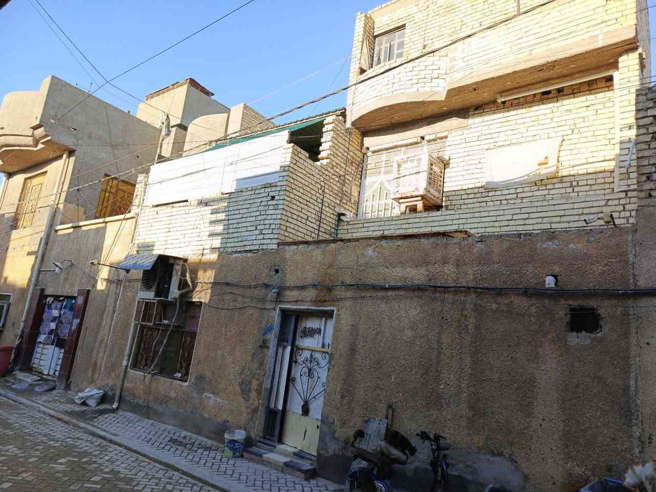 السلام عليكم بيت 110للبيع قاطين 4غرف نوم والخامسه+حمام داخلي وخارجي وبلطابق الثاني نقصه بس سقف كامل من كلشي قطاع 31 قريب جامع الحكمة بيع او مراوس ابيت 144للستفسار *********** السعر 170وبي مجال
