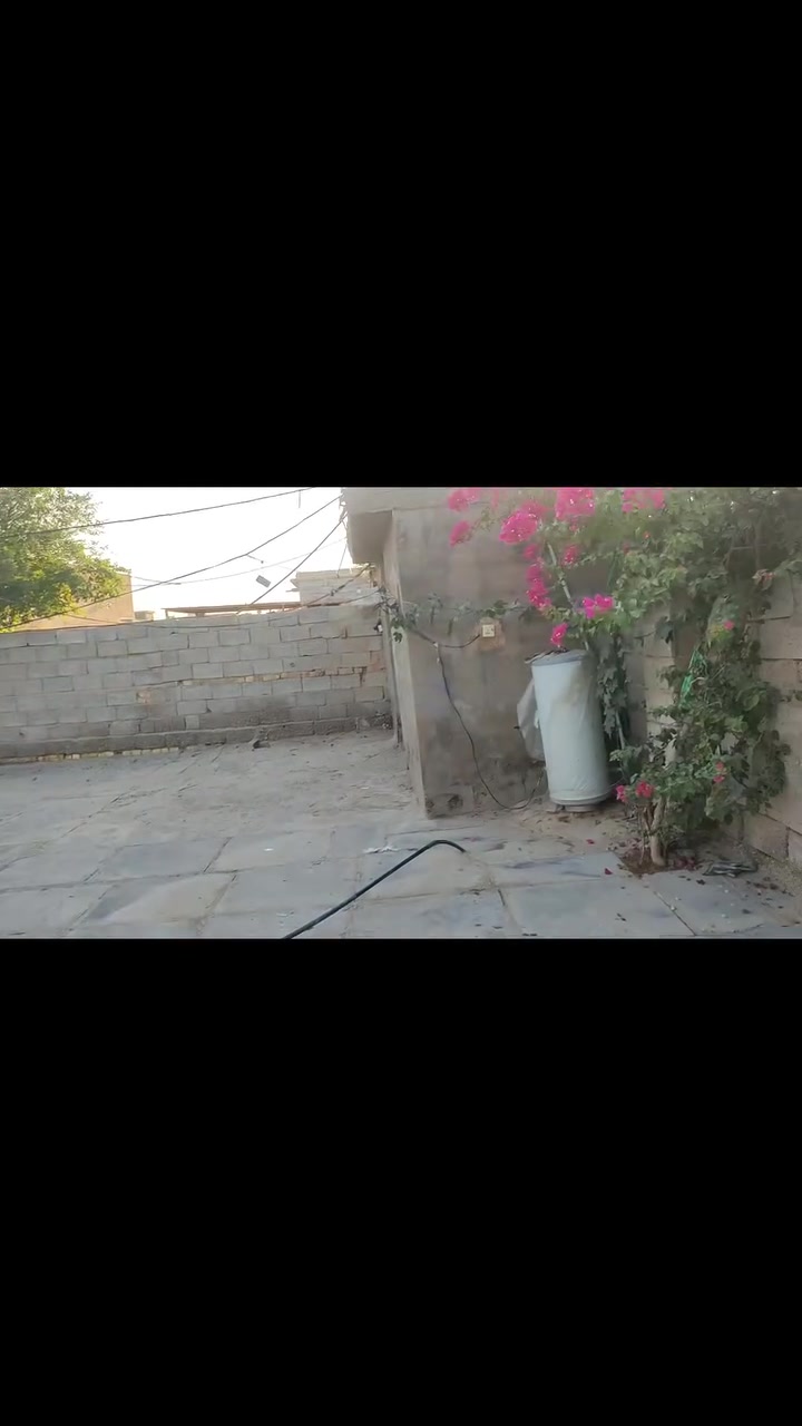 دار سكن للبيع كافه الخدمات موجوده في تقاطع  النهروان قريه المهجرين 
المساحه ٣٢٠ متر 
للاستفسار ***********
