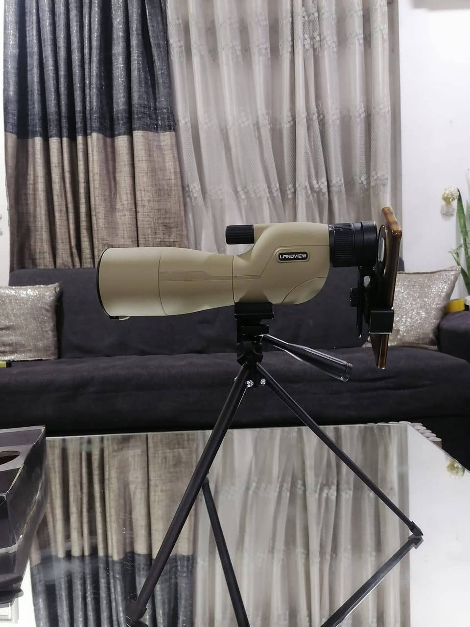 منظار  (Spotting Scope)
طراز 25-75X60
يتميز هذا المنظار بتكبير متغير من 25 إلى 75 ضعفاً وعدسة شيئية بقطر 60 ملم، ويحتوي على زجاج ED (تشتت منخفض للغاية) لتقليل الانحراف اللوني وتقديم صور واضحة وحادة..

الميزات الرئيسية

التكبير: يتراوح التكبير من 25x إلى 75x.

البصريات: يستخدم عدسات مغلفة بالكامل (FMC) ومنشورات BAK4 Porro لتعزيز نقل الضوء والسطوع والتباين.

المتانة: الهيكل مملوء بالنيتروجين ليكون مقاوماً للماء والضباب، ومغطى بدرع مطاطي متين لقبضة آمنة وحماية من الصدمات.

التصميم: يتميز بتصميم عين مستقيمة لسهولة وسرعة تحديد الأهداف، ودرع قابل للتمدد للعين لمزيد من الحماية.

الملحقات: يأتي مع حامل ثلاثي القوائم (ترايبود) ومحول هاتف ذكي وحقيبة حمل وقماش تنظيف.

السعر ٤٠ ألف
