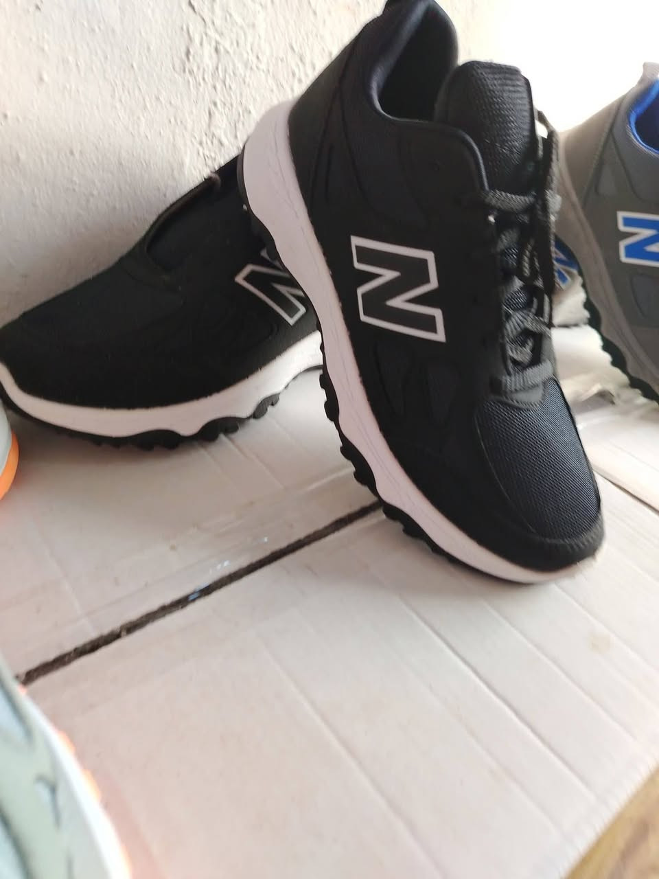 سلام عليكم شباب احذيه  اني بلنص
سعر الواحد  ٧٠٠٠ بس  العنوان حي الكرار مجاور المدرسه الحديد  ***********
