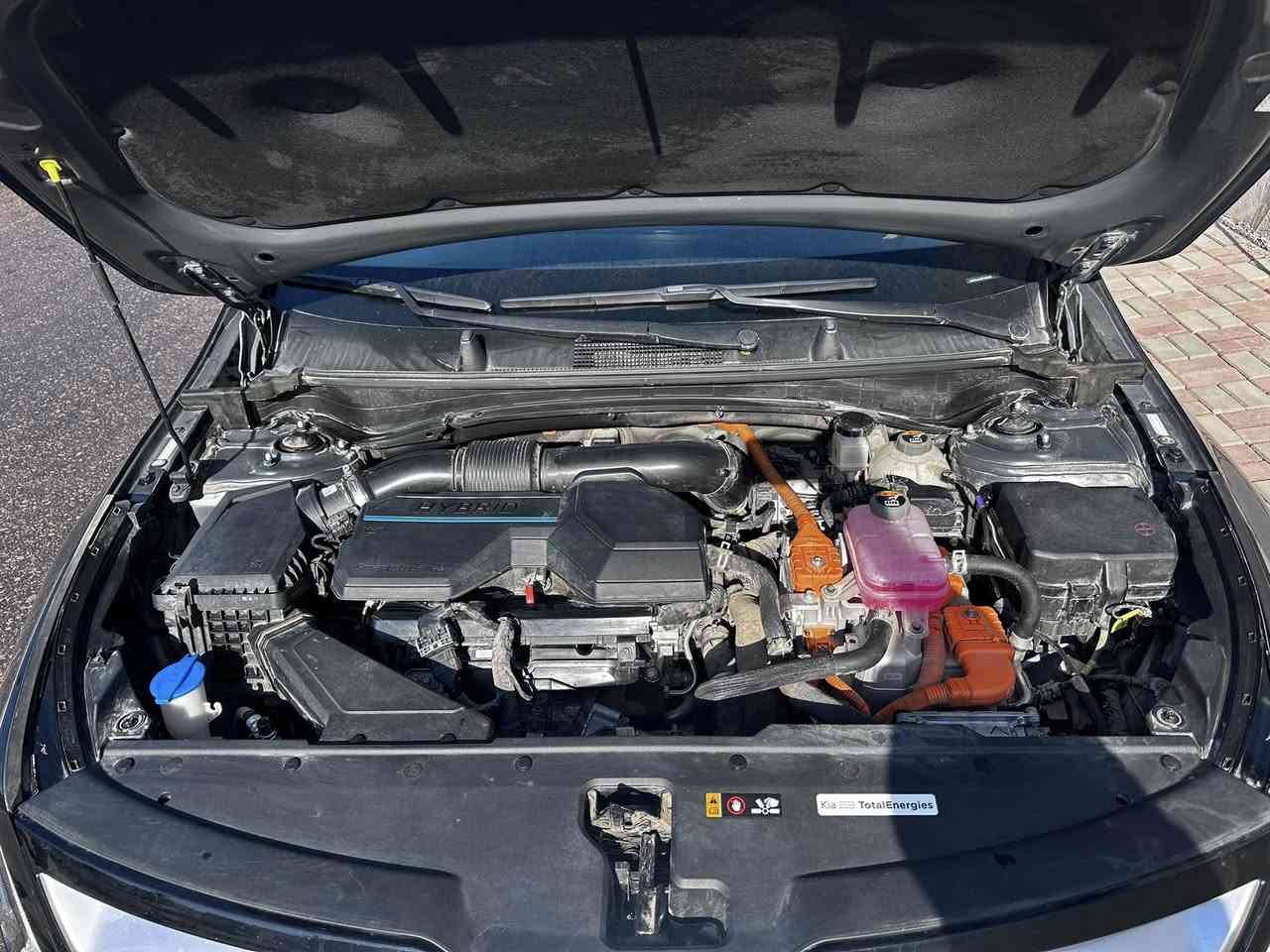 السلام عليكم

للبيع: كيا سبورتاج 2023 EX Hybrid
 
وارد أمريكي – نظيفة جداً

🔹 الموديل: 2023

🔹 الفئة: EX Hybrid

🔹 النظام: بنزين + كهرباء (هايبرد)

🔹المسافة المقطوعة : 36000 كيلو وليس ميل

🔹 الاستيراد: أمريكي

🔹 الحالة: ممتازة – استخدام شخصي

المحرك والأداء:

 • محرك 1.6 لتر تيربو GDI

 • نظام هايبرد كهربائي مدمج

 • القوة الكلية: 227 حصان

 • عزم قوي واستجابة سريعة

 • قير أوتوماتيك 6 سرعات تقليدي (مو CVT)

 • دفع رباعي

 • صرفية وقود ممتازة واقتصادية جداً داخل المدينة وخارجها

التجهيزات الداخلية:

 • مقاعد جلد أصلية فئة EX

 • كرسي سائق كهربائي متعدد الاتجاهات

 • تدفئة مقاعد أمامية

 • مكيف أوتوماتيك ثنائي التحكم (Dual Zone Climate Control)

 • شاشة وسطية 12.3 إنج أصلية وكالة

 • عدادات رقمية

 • Apple CarPlay + Android Auto

 • تشغيل بصمة (Smart Key + Push Start)

 • شاحن لاسلكي

رادرات ٣٦٠

 • تحكم كامل من المقود

 • مثبت سرعة

.قيادة شبه تلقائية

 • كاميرا خلفية دوارة

 • حساسات خلفية

 • نظام المحافظة على المسار

 • تنبيه تصادم أمامي

 • ١٦ ايرباگ (جميعها سليمة)

الإضاءة:

 • هيدلايت أمامي Projector عادي

 • إضاءة نهارية LED

 • أضوية خلفية قياسية

KNDPVCAGXP7087260

حادث السيارة : في الباب الخلفي (الصندوق فقط)، وتمت معالجتها أصولياً، وجميع الـ Airbags سليمة ولم تعمل. السيارة على وضعها الوكالة من الداخل بالكامل عنوان السياره كربلاء المقدسة سعر السياره 207 وبيها مجال رقم التلفون ***********/***********

