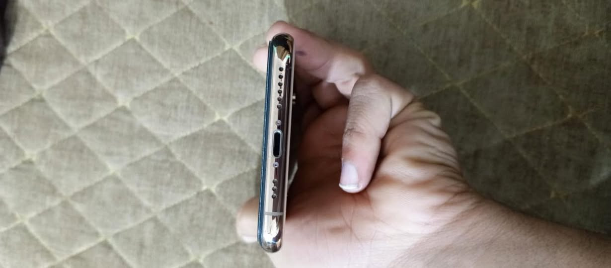 سلام عليكم ايفون Xs للبيع تليفون نضيف الله شاهد علي بس شاشه مكسوره و ابد ما متأثره عل تليفون و بطاريته ٧٧ سعر ١١٥ و هاذ رقمي وتساب فقط ***********
