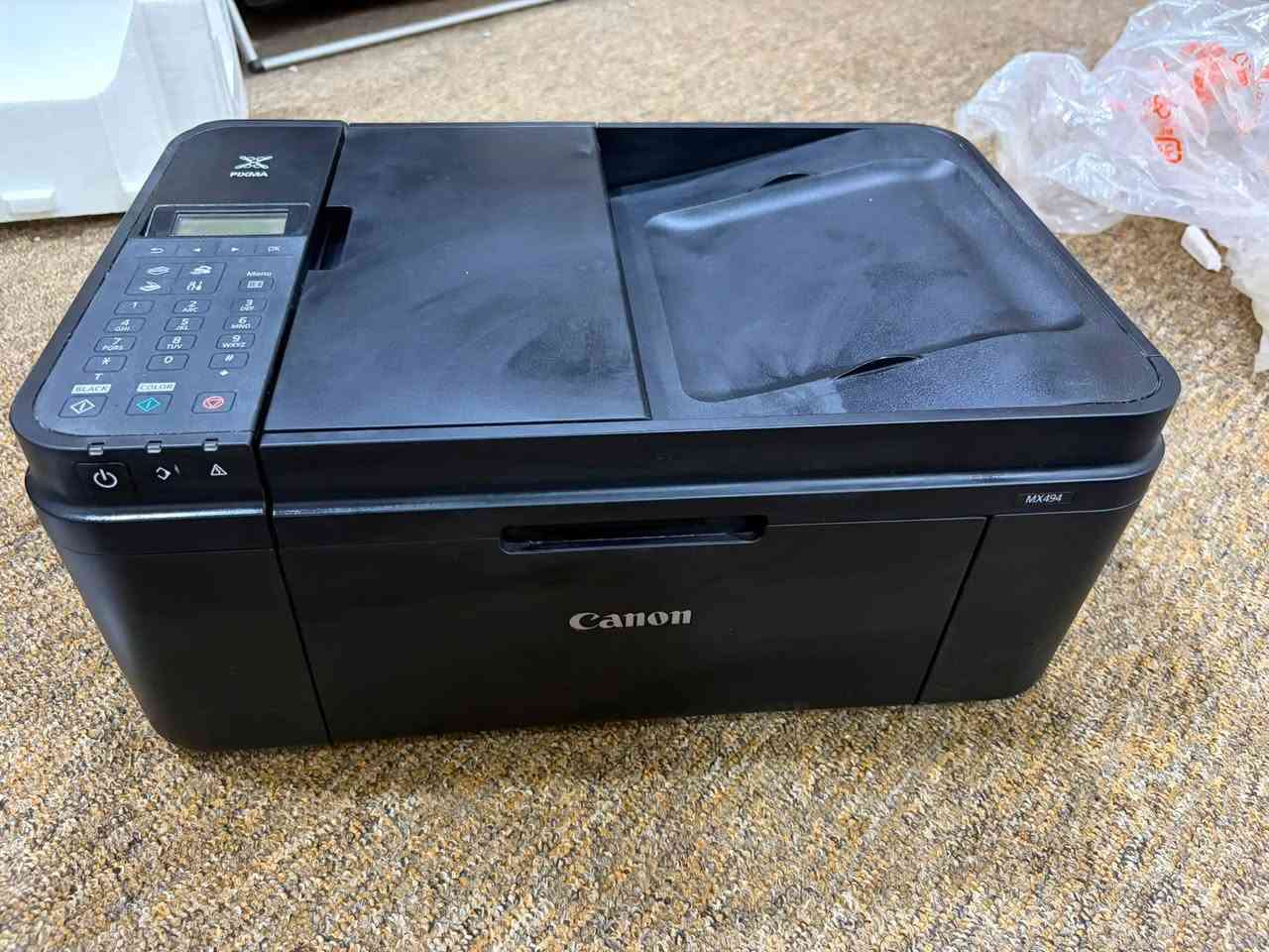 السلام عليكم 
طابعة canon pixma mx494 متعددة الوظائف عندي إياها من سنتين استعملتها أسبوع وتركتها الحبر مالها جاف لعدم الاستعمال الطابعة بالصندوق الأصلي بكامل مستلزماتها  
مكاني كركوك حي واسطي ١٠٠الف سعرها اشتريتها ب ١٥٠الف للعلم 
رقم للتواصل ***********
