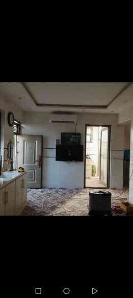 سلام عليكم.  بيت للبيع في ديالى خانقين حي دورلا مساحة 200متر كدامه حديقه 100متر وكراج يزم 3سيارات وبي بير البيت طابق ونص يعتبر مكون من. مطبخ بارد ومطبخ حار وصاله وغرفتين نوم واستقبال ومجمع صحيات. الفوك بيتونه وغرفه نوم البيت ركن واجهتين سعر 165 مليون اي استفسار الاتصال ***********
