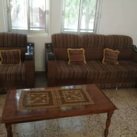 كنب ٨مقاعد • طاولة وسطية كبيرة • ٤ طاولات صغيرة