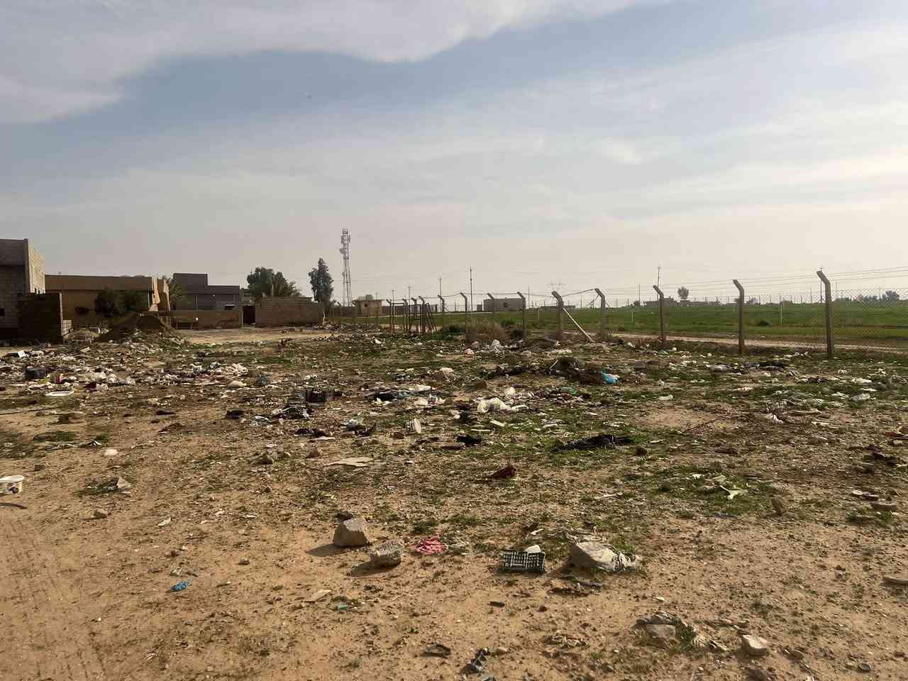 السلام عليكم
عندي ارض البيع 

في اصافيه 

واصله ماء 

وكهرباء

وتبليط

مساحه 300متر 

سعرة 9

رقم***********
