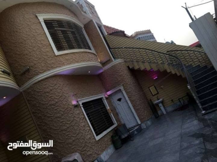 #**دار سكنية وتصلح تجارية % للبيع في مناوي لجم خلف مول البصرة موقع جدا مميز ***
المساحه 300 متر ... الواجهه 12.5 متر بناء طابقين حديث الطابق الثاني يحتوي على شقق عدد 2
 سنة البناء 2020 الموقع ممتاز ( تجاري وسكني ) 

تفاصيل الطابق الأول : يحتوي على 
# غرف نوم 2 بنظام سويت منعزل 

# أستقبال 
# صالة + مطبخ نظام تركي مفتوح 
# صحيات خارجية 
# كراج يسع 3 سيارات 
___________________________
تفاصيل الطابق الثاني : مساحة كل شقة 130م

الشقة الأولى : 
# غرف عدد 2
#صالة +مطبخ مفتوح
# صحيات 
___________________________
الشقة الثانية : 
# غرف عدد 2
# صالة +مطبخ مفتوح 
#صحيات 
___________________________
المنطقة قيد الأنجاز من بنى تحتية وتبليط .... 
للأستفسار من صاحب
 العقار ***********
        ***********
