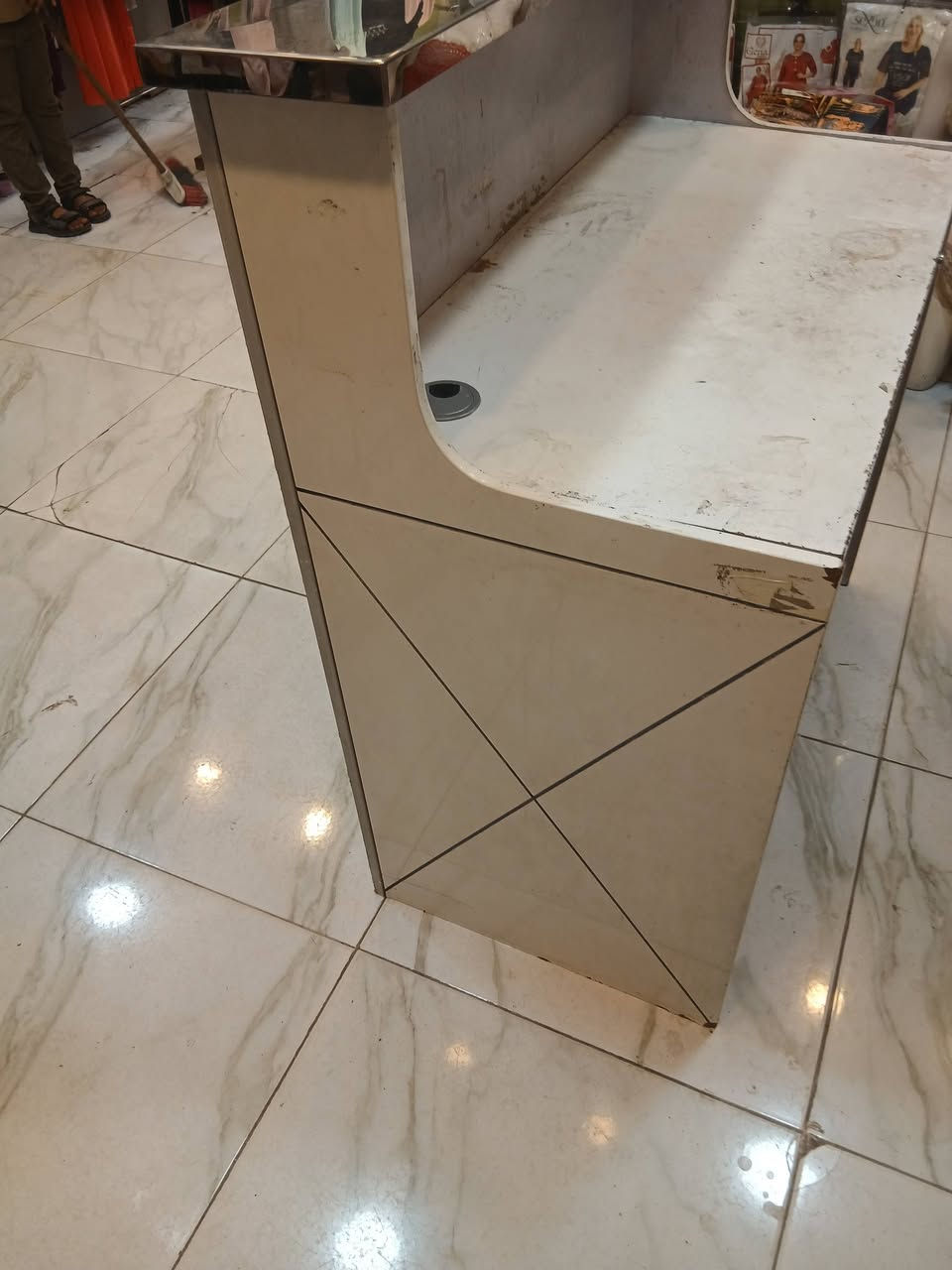 ميز البيع العنوان بغداد الحريه الستفسار على هذا الرقم ***********
