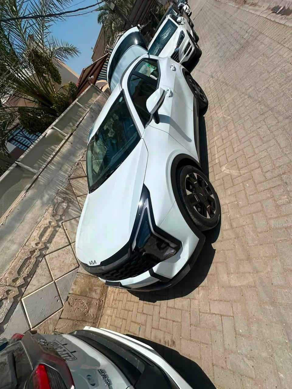 سياره ماشيه 4000  جديده مكفوله
جنطه كهرباء 
كراسي كهرباء 
تدفئه بالكراسي  
وباقي المواصفات معروفه 
موديل 26 
رقم ***********
