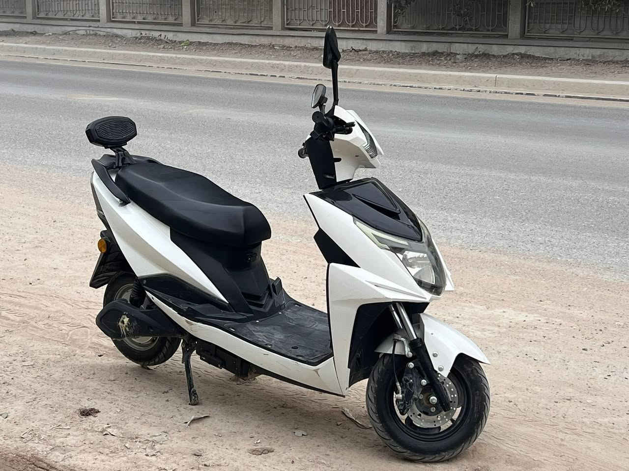 للبيع – دراجة كهربائية سكنس 2023 ⚡
بيع فرصة ممتازة لدراجة كاملة وبدون أي نقص أو عطل!

المواصفات:
 • موديل: 2023
 • الحالة: ممتازة جدًا – لا عطل ولا نقص
 • البطاريات: 4 بطاريات مزدوجة لضمان قوة وأداء طويل
 • السرعة: تصل إلى 63 كم/ساعة
 • صيانة كاملة وجاهزة للاستخدام

📍 الموقع: البصرة – الزبير
💰 السعر: 625,000 دينار

🔹 الدراجة مثالية للتنقل السريع أو الاستخدام اليومي
🔹 جاهزة للاستخدام بدون أي مصاريف إضافي


**إذا كنت صاحب هذا الإعلان وتريد حذفه لأي سبب، رجاءا أرسل رسالة إلى الدعم الفني**