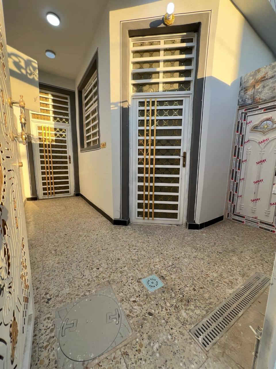 السلام عليكم بيت للبيع رقم٥٦٩٦٢ بحي النداء منطقه ال٥٦ مساحه ١٠٠م بناء جديد صب مكانه حلو وقريب ع شارع ب٨٣ وبي مجال  ***********
