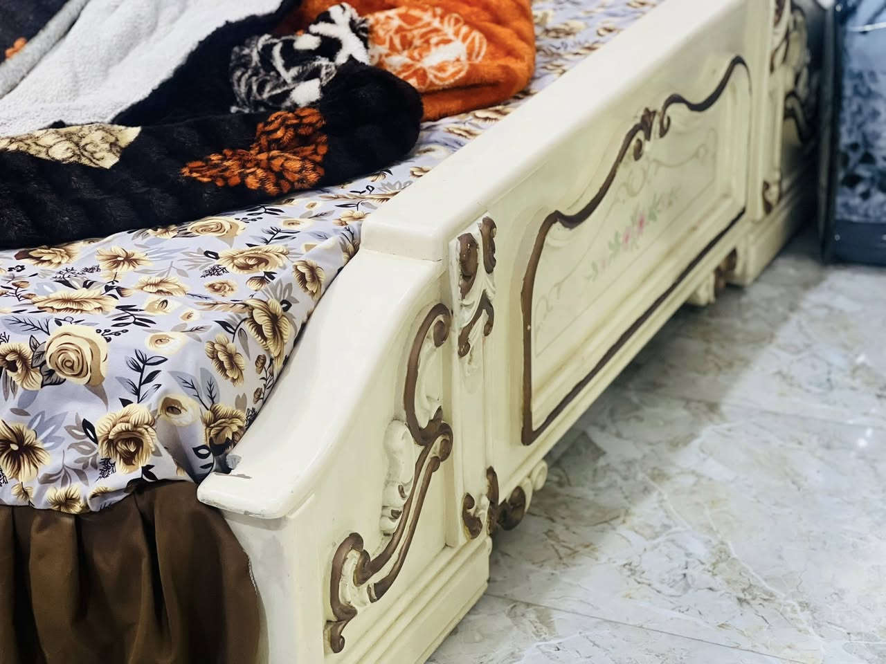 غرفه مستخدمة وضرر بيها بس مرايه مال ميز
زين القوس ***********
