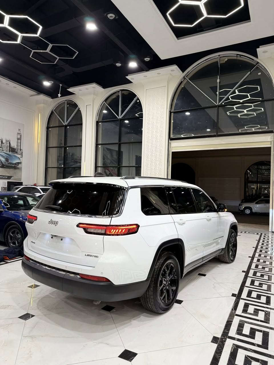 جيب كراند شيروكي وارد امريكي موديل 2023 محرك V6 سلندر مواصفات ليمتد فول فول فقط بدون بانوراما شاشه جبيره كاميره خلفي شاشه امامي الكتروني كشنات خلف شاشات كاميرات🎥خمسه امامي وجانبيات وخلفي وداخلي كشنات خزن كشنات جلد كشنات تتفيه🔥كشنات تبريد❄️كشنات خلف تتفيه🔥استيرن تتفيه🔥كشنات خلف vip سبعه ٧ راكب جامات خلف برداد بلادي تبريد مركزي موبايل📱وايليس بريك بصمه سندوك شفت مريات شفت اشاير مريات رادار جانبيات رادار امامي حساس امامي حساس خلفي لايت ليد زينون ويل كروم تحكم استيرن تحديد سرعه شفتات استيرن فور ويل يعني دبل اكسل بعد هوايه مواصفات بيها سياره مكفوله من اي نواقص كله بشرط ضرر كلش خفيف فقط ربع جملغ امامي حتا دعاميات بلادي بشرط بدون اي ضرر داخلي بدون شخوط بدون تعديل بدون تبديل بدون بقسات بدون شخوط كله بشرط ارباك طاك وراجع سستم بشرط فحص سياره برغي ماناقص بشرط سياره. ماشي ٤٨ الف مكان سياره إربيل شريكه ابو ظبي كارس سعر. 299$🔥😳 سياره بدون رقم تترقم شمالي فقط إذا عندك سياره مراوس هم اراوس حسب قناعتي 

*********** وتساب 
***********. و
