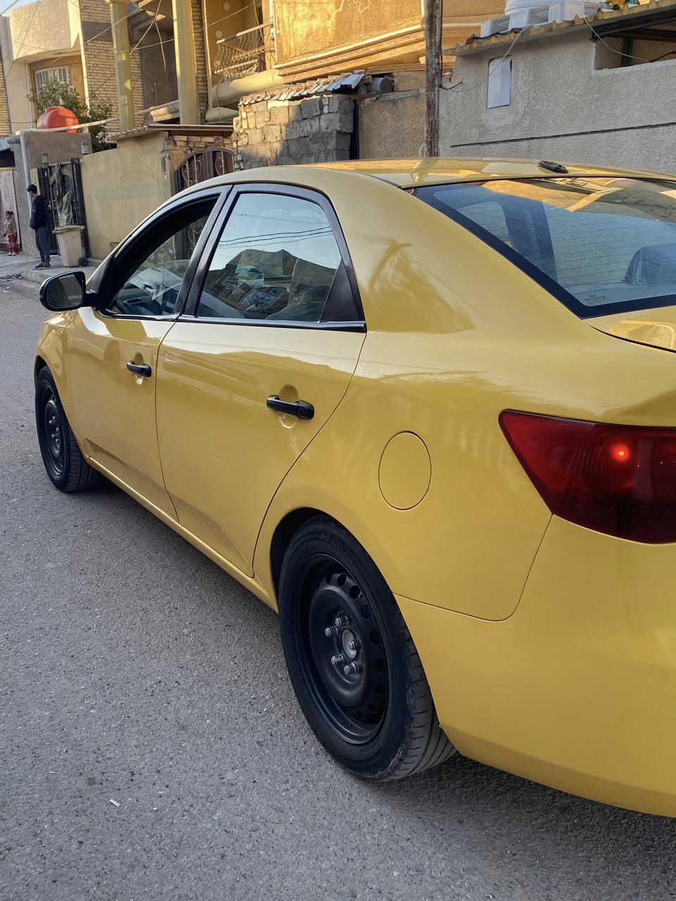 السلام عليك اخوان اقرو المنشور واني بخدمتكم
نوع السيارة.KIA FORTE
المديل.2011
نوع الفئه.EX
نوع الكير.AT
حجم المكينه.2000دوش
كير محرك تبريد بضمانتي خير من الله السيارة حلوه وناعمه رقم وسنويه جديده رقم بابل بسمي  هزه جديده  كهربائيات كله تغاله وتمام السياره جاهزه من كلشي حداديه تخم تاير جديد السيارة مصبوغه جديد صبغه اول مره لو نهه البلادي اسود  بدون دواخل فقط ايرباك ستيرن ضربته بمريكه جامل جهت السايق ومبدل واني عدي انطخت وبدلته نفسه يعني بيه قطعه وحده السيارة قبل لا اصبغه بثناء البصغ مصوره فديو توضيحي كامل لن اكون ناس متخاف الله
اليساره متعوب عليه وحلوه وعله ايدي اعرف شنو بيه مابيه اخوان رجائن اذا معجبك المنشور اتخطى ولتعلق تعليق سلبي وتكسر بحلال الناس 
السارة عارضهه 105وبيه مجال 
الرقم *********** مابي واتساب الستفسار اتصل عل رقم ومتواجد عل فيس وبخدمتكم مكان السيارة بغداد المحموديه وتحيه طيبه لكم .
