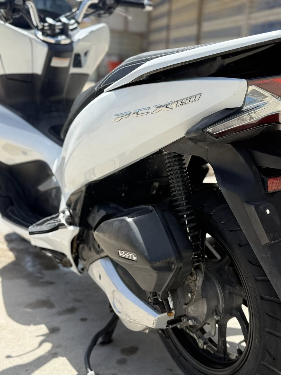 السلام عليكم
_دراجه pcx الجيل الثالث 
ياباني ياباني ياباني 

_محرك 150cc
_ماشيه 18 الف حقيقي 
_صارلها 4 اشهر من نازله 
_بصمه وحده 
_محركها يخبل برغي ما مفتوح بي 
_نضافتها 98‎%‎
_حساس زدحام 
_حساس أستان 
_دراجه نضيفه ومحركه حلو
السعر 23 بيها مجال حك الجيه لا اكثر دراجه حيل حلوه ونضيفه 

المكان:الشعب حي الجزائر  ***********
