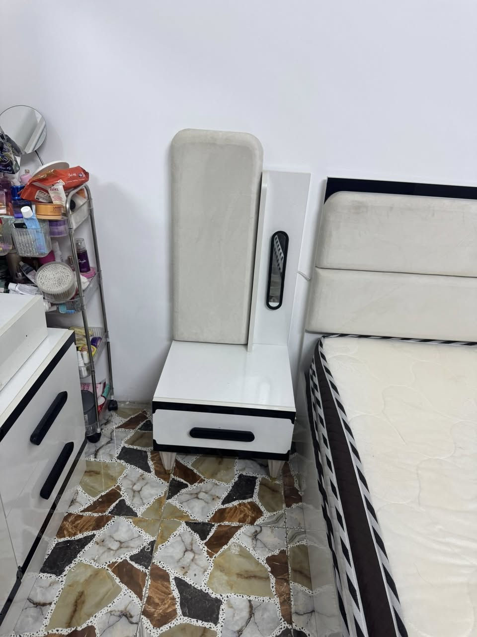 غرفة نوم تركية موديل فيروزة 5 قطع 
السرير اضائة ledنظيفة جداً نسبة النظافة 100/100
السعر 500 الف مع دوشك ضغط عالي 
العنوان/ بغداد / الشعب / حي التجار 
للاستفسار/***********/واتس اب
