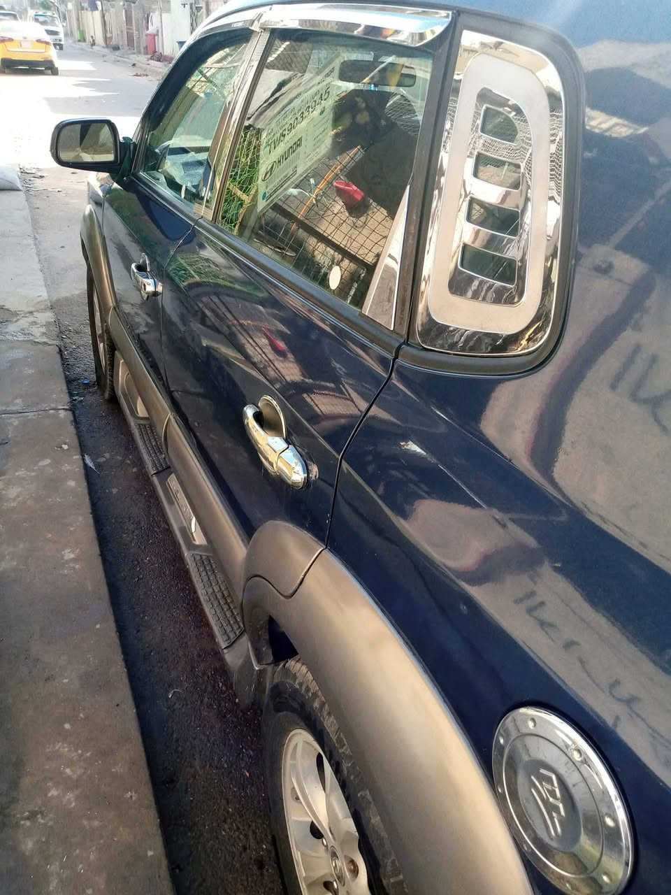 توسان موديل2009سيارة بلادية ومكفوله محرك جديد 6 فور ويل الصدر الامامي والخلفي جديد باتري جديد تخم تايرات ومسويلها ادامه كامله بيها مواصفات حلوة كامرة شاشة 8ارباك تدفه كشنات تبريد شغال رقم حلو 3ارقام سعرها122 وبيها مجال قليل هاتف *********** مكان السيارة بغداد
