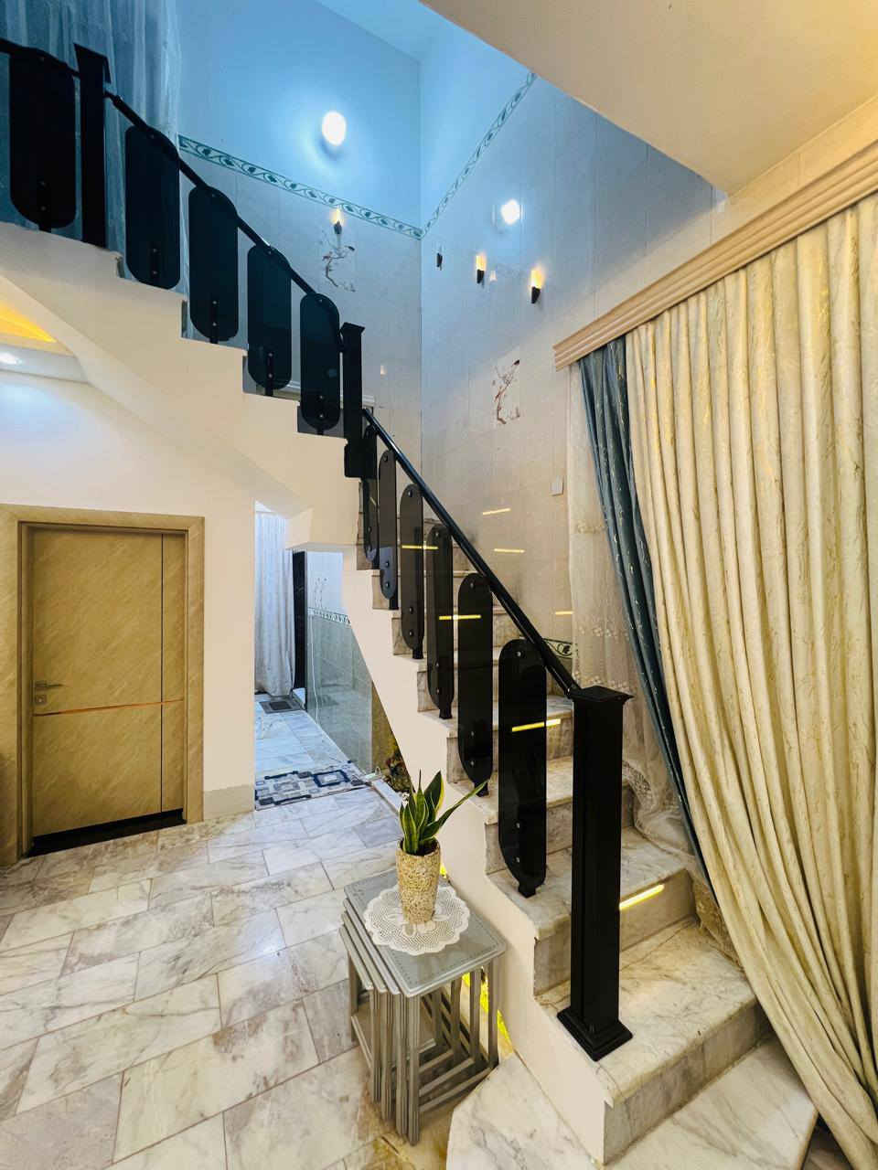 دار للبيع مساحه 150متر بناء حديث 
يتكون من طابقين يحتوي على صاله  واستقبال  ومطبخ و صحيات و غرفه نوم عدد 3 
الموقع ملحق التعاون قرب ملعب كربلاء الدولي 
للإستفسار الإتصال على الارقام التاليه 
***********
***********
