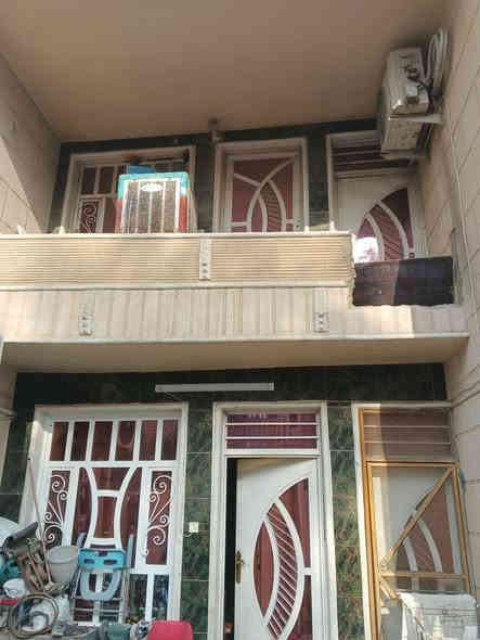 السلام عليكم دار للبيع في منطقة الشعب سوق شلال موقع ممتاز جدا بنص السوك المساحة ٩٥ متر واجهه ٤,٧٥ متر النزال ٢٠ متر يحتوي على
غرف نوم عدد ٣ وحدة جوة ٢ فوك
حمامات عدد  ٢ 
المطبخ حولي والترك من ضمن الحولي 
السطح شتايكر كامل 
الدار بحالة ممتازة ومسلح للاستفسار اكثر الاتصال على الرقم ***********
