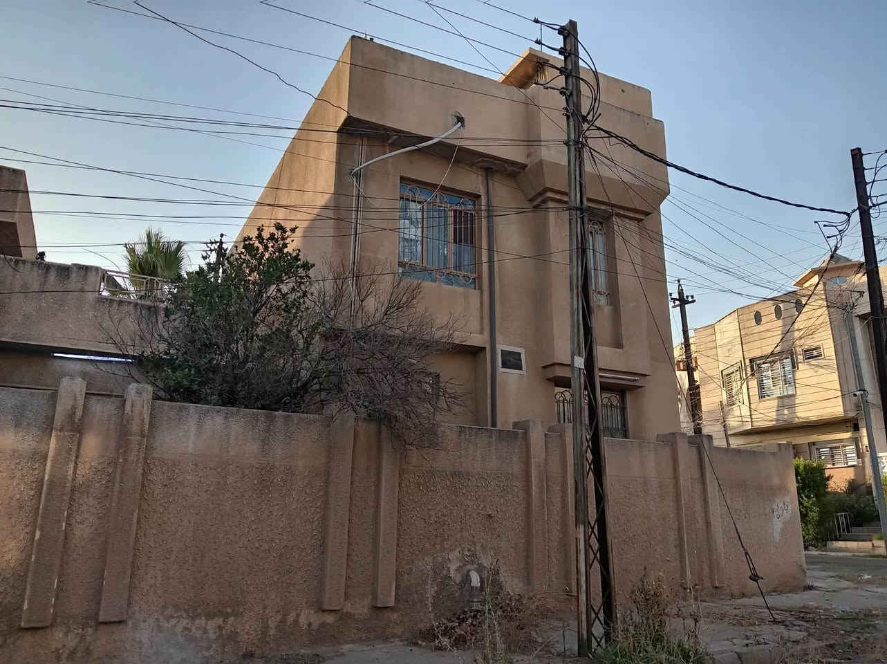 دار ومشتمل تجاري للبيع في حي المثنى قرب أسواق قصر الباشا على ثلاث شوارع مساحه321 متر للاستفسار الاتصال على الرقم ***********
