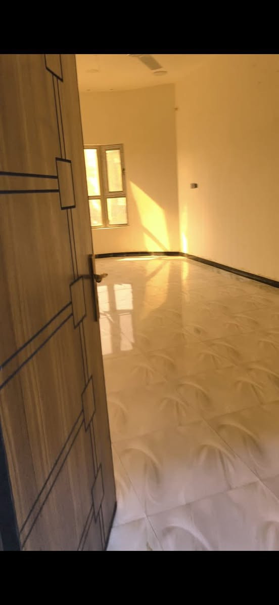 شقة للايجار طابق اول تحتوي على غرفه 3*5 و غرفه 4*8 وصاله 7.5*4مع مطبخ مفتوح على الصاله
بناء حديث 
 مع صحيات العنوان الجمعيات شارع مستشفى ابن البيطار الفرع المقابل لعياده الدكتور خليل ابراهيم
منطقه كلش هادئه  
  السعر 500 الف

نريد عائله عدد قليل  
نعتذر من اصحاب مكاتب العقارات 
تواصل مباشر مع صاحب الشقه 
 سيد ابو مصطفى 
***********

*********** 
ابو جود
