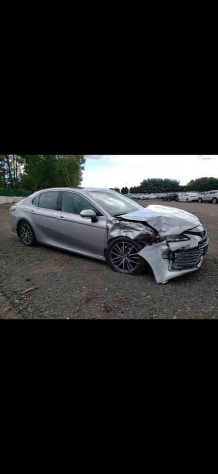 السلام عليكم 
كامري هايبرد XLE موديل 2023 وارد امريكي 
حادثها بنيد وجاملغ صور الحادث بالمنشور 
ايرباك برده فقط 
فول مواصفات 
فتحة سقف 
رادار امامي وجانبي 
تحديد مسار 
شاشه كبيره 
كشنات جلد كهرباء 
تدفئة كشنات وستيرن 
اشارة مرايه جانبيه 
اشارت ترحيب بالباب
 بصمة ابواب 
كامره خلفيه دواره 
اوتو هولد 
ثلاث انظمه قياده 
تبريد خلفي قطعتين 
هواي مواصفات بيها بعد 

السعر 21500 $ 

رقم صاحب السياره
***********
