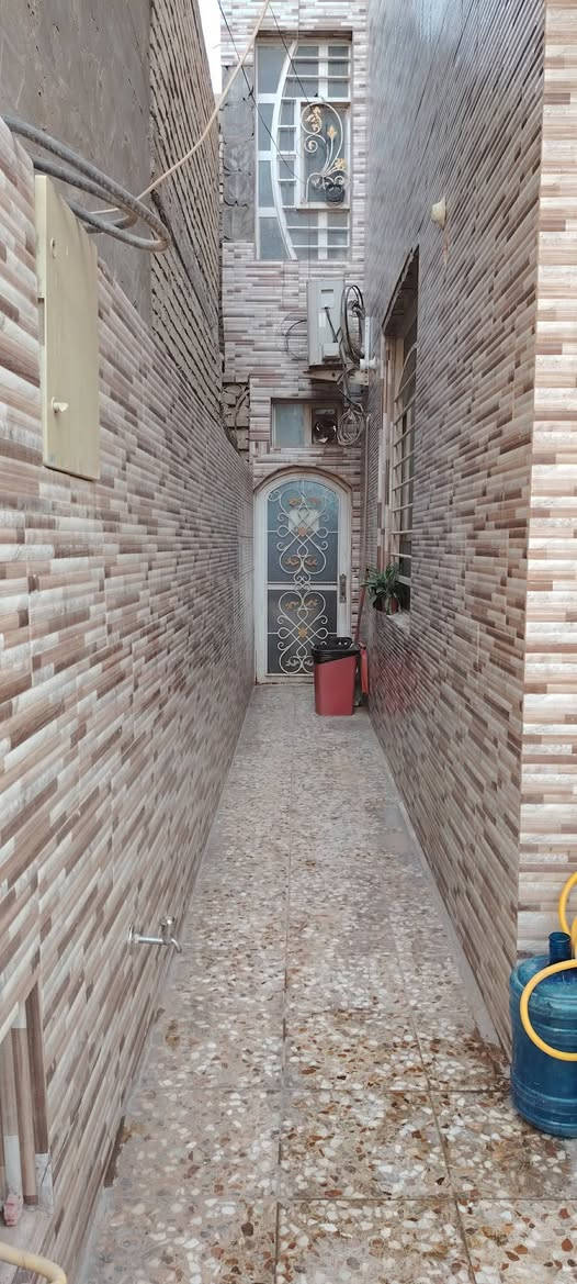 بيت للبيع 100متر حي الوفاء مربع الاساتذه قرب جامع الخيرات واجهة البيت شمالي طابقين الطابق الاول غرفه وصاله ومطبخ وصحيات
الطابق الثاني غرفتين وصاله وحمام 
***********
