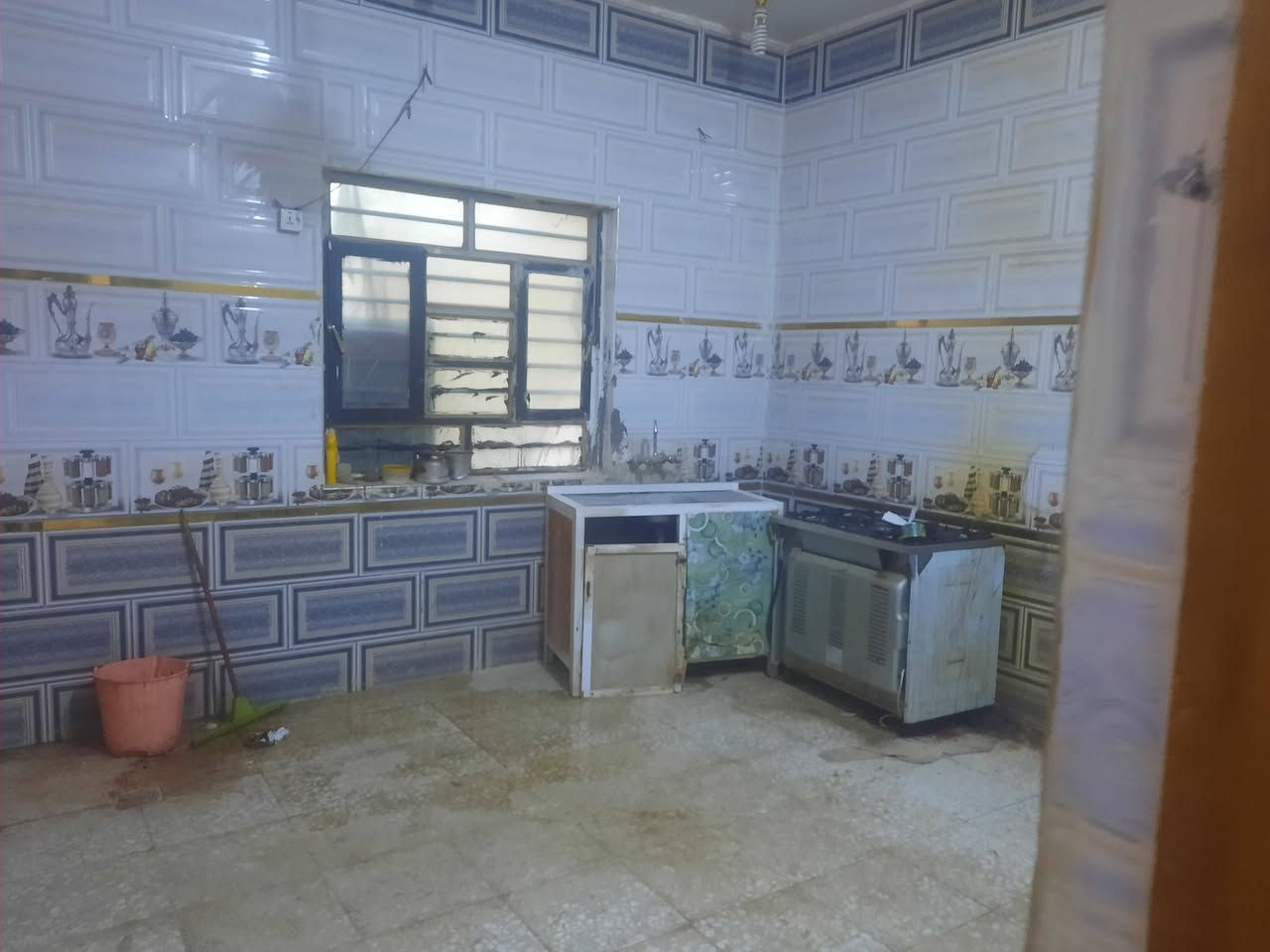 بيت للبيع ١٠٠م ركن طابق واحد مطلوب لصندوق الإسكان ٣٢مليون النواقص اشتايكر السطح والستاره والدرج والباقي جاهز من الداخل والخارج العنوان الإسكان الصناعي حي المهندسين خلف روضة الافياء ت***********
