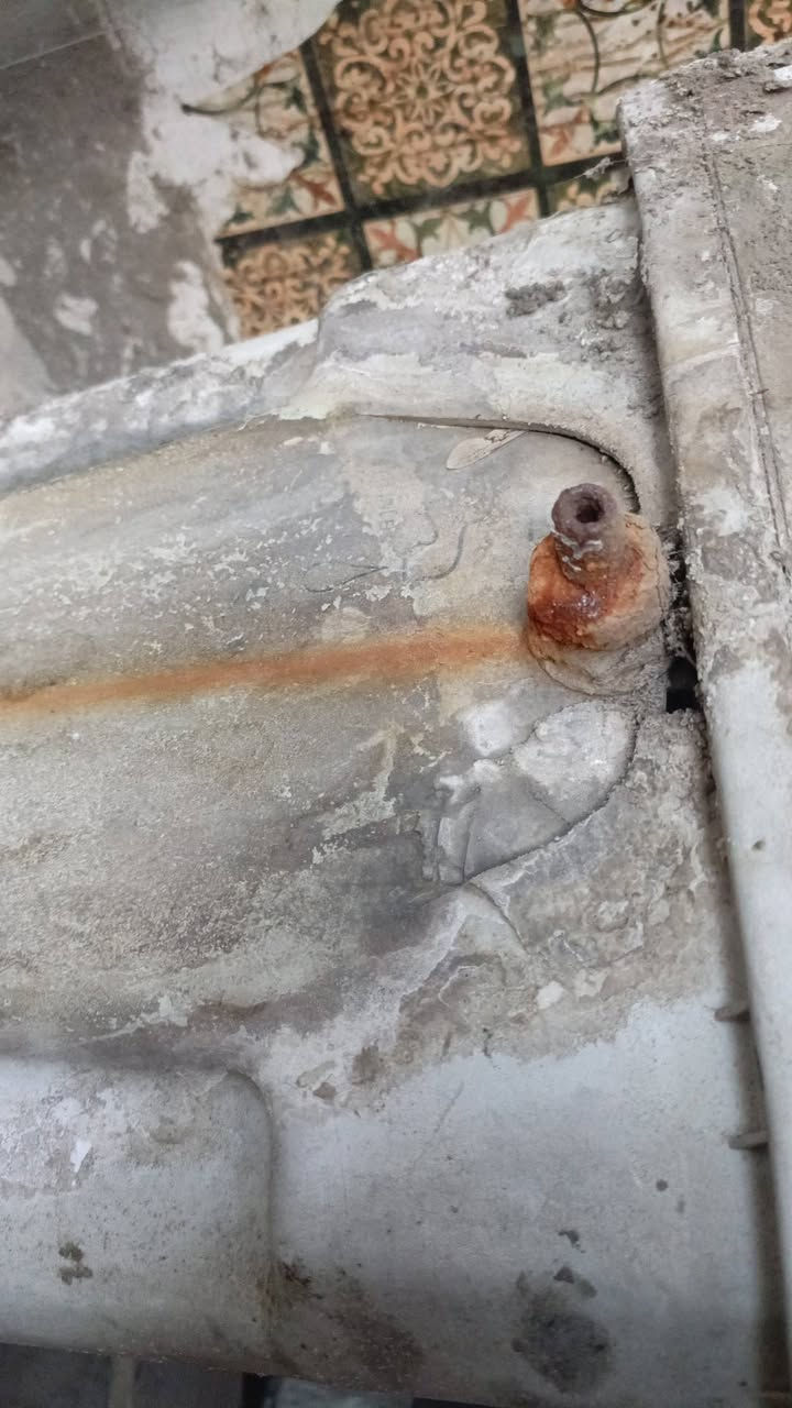 السلام عليكم اخوان للبيع مبردة شغاله بيها كسر بسيط موضح بالصوره وتلفزيون شغال  وحديد زاوية مال رفوف عدد 32مكاني الحرية قرب ابو جفات ***********
